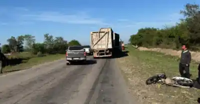 Una moto y un camión chocaron en la ruta 306: quiénes terminaron en el hospital