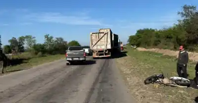 Chocaron un camión y una moto en la ruta 306: quiénes iban arriba del rodado menor