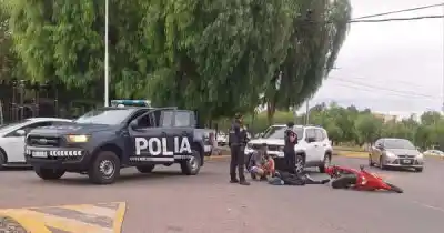 Un giro inesperado en una avenida terminó con un motociclista en el suelo