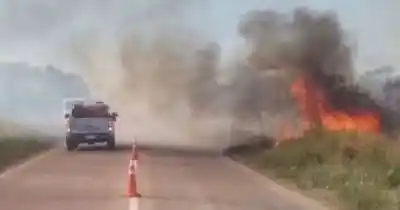 El fuego arrasa la Ruta 34 y los bomberos no pueden combatirlo: el motivo que complica todo