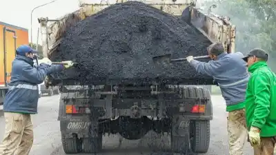 Asfalto caliente, fresado y cuadrillas en los barrios: el plan con el que Paraná sale a tapar los baches