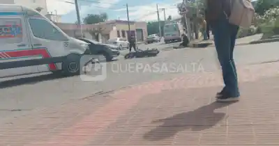 Un auto embistió a una moto de Uber en pleno centro: lo que se supo después alarmó a todos
