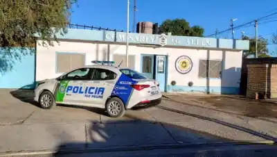 Un remís de Neuquén a Allen terminó con un pasajero detenido: lo que halló la policía