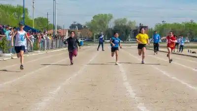Casi 100 atletas coparon la pista de Roca y dejaron un detalle que sorprendió a todos