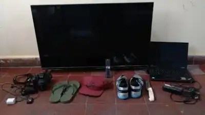 Trepó el portón, se llevó un TV y una notebook, pero no contaba con un detalle