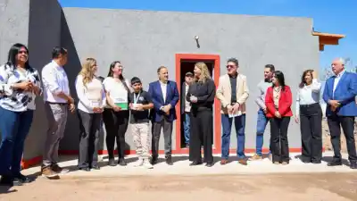Quintela entregó una casa en San Blas de los Sauces y apuntó contra Nación por la vivienda