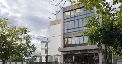 Estaba en la obra cuando su compañero cayó encima: terminó con un hierro clavado en la espalda