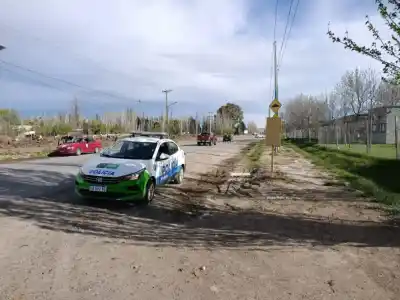 Atrincherada en un colegio de Roca con su hijo: lo que encontró la Policía al entrar