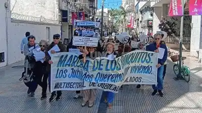 Marcharon por la Peatonal con banquitos y un pedido que el Gobierno todavía no responde