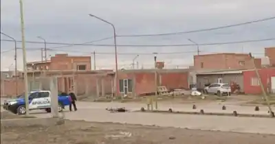Perdió el control de la moto, chocó contra un poste y quedó al borde de lo peor
