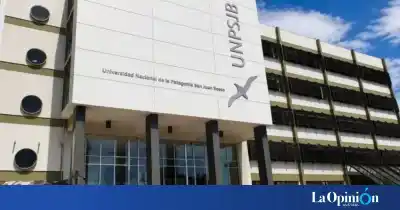Cayó desde lo alto de la universidad: el hermano de una estudiante, en el centro de la escena