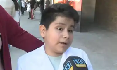 Le entregaron su primera computadora y su reacción lo dice todo