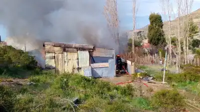 El fuego arrasó una vivienda en Manantial Rosales: qué encontraron los bomberos