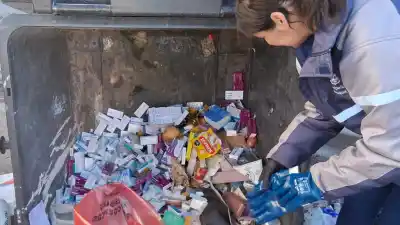 Tiraron 17 kilos de remedios vencidos en plena calle y el hallazgo encendió las alarmas