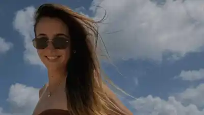 Un trikini con apliques metálicos y abertura underboob: la apuesta playera que sorprendió en las redes
