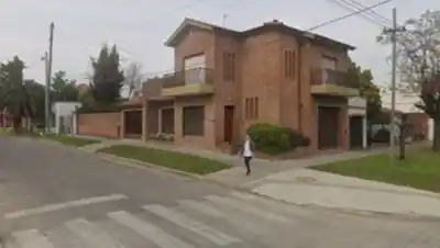 Forcejeó con cuatro encapuchados en su casa de Bernal: lo que pasó después con el jubilado de 85 años