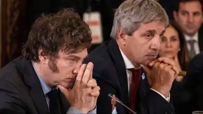 El mercado le dio la espalda a Milei y Caputo en Nueva York: qué pasó con los dólares y los bonos