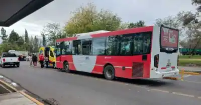 Choque entre un micro y un camión en una intersección clave: el saldo que sorprendió a los rescatistas
