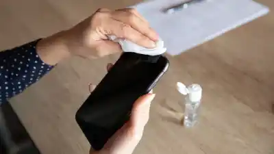 ¿Tu celular está dañando tu piel? Un hábito cotidiano que pocos revisan