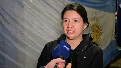 Después de nueve años cargando garrafas, los vecinos del barrio 600 Viviendas recibieron una visita que les cambió la vida
