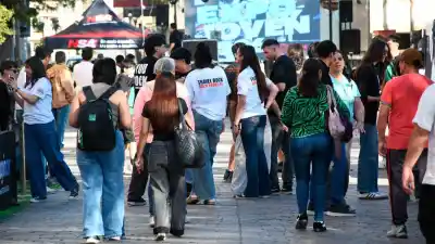 La Plaza Libertad se llenó de jóvenes: el robot y las propuestas que nadie esperaba encontrar