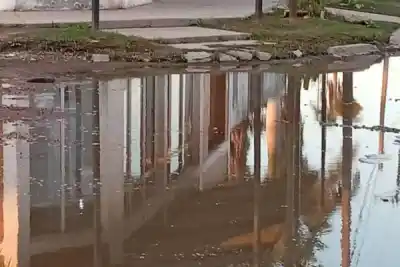 El agua y el barro dominaban esa esquina de la ciudad: qué encontraron cuando por fin levantaron el asfalto