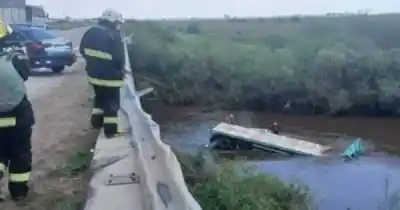 Camión se despista y cae desde un puente: el conductor desapareció tras el impacto