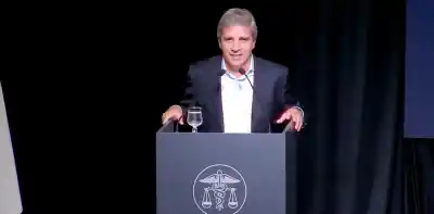 Ministro de Economía estalla contra críticos en medio de defensa del modelo oficial