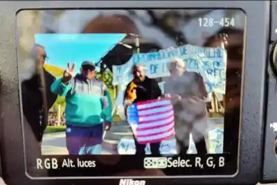 Quemaron una bandera de EE.UU. en plena marcha de jubilados y la Policía reaccionó