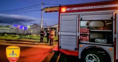 Trabajaba en un pilar eléctrico y una descarga lo sacudió de lleno: qué pasó después