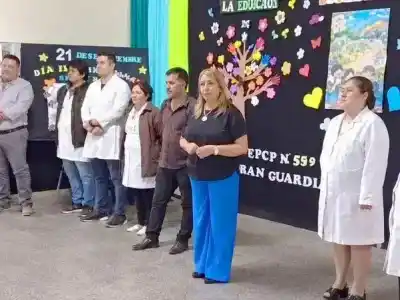Un rector salió a defender a la funcionaria del guardapolvo y disparó contra la oposición: "Utilizan la escuela para adoctrinar"
