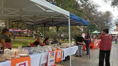 Venden en la Plaza 25 de Mayo hace años y ahora les avisan que deben dejar sus puestos