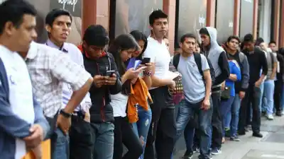 Estudian, trabajan y cuidan: la generación que quedó atrapada en el rebusque