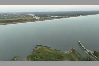 Manejaba hacia Villa Río Hondo cuando algo naranja apareció sobre el lago y no lo dejó seguir