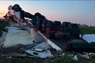 Volcó con su carga de pollo congelado en la Ruta 14 y quedó atrapado: el operativo que lo sacó de la cabina