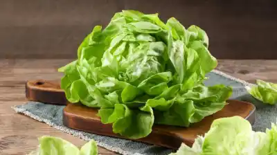 ¿Guardás la lechuga con papel film? Podrías estar arruinándola más rápido
