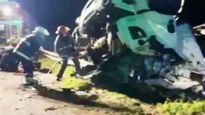 Volcó con 20 toneladas de pollo congelado en la Ruta 14 y quedó atrapado adentro
