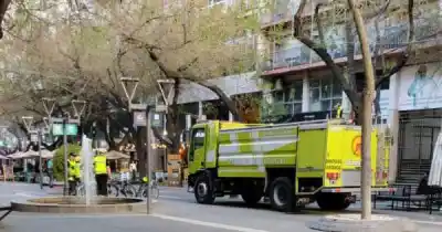 Humo en pleno centro: los vecinos llamaron al 911 y los bomberos entraron al departamento