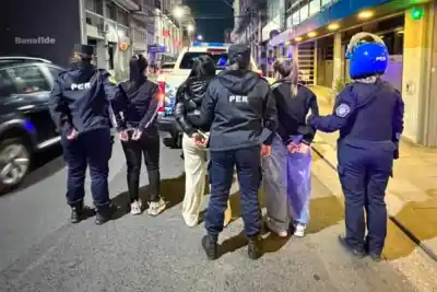 Robaron prendas en un local céntrico y lo que apareció en la bolsa las complicó