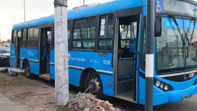 Se llevaron un colectivo de la punta de línea y lo dejaron a 30 cuadras: lo que encontraron adentro