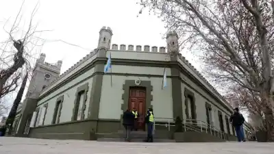 Echaron a un empleado provincial y a dos policías: uno de los casos ya tenía condena firme