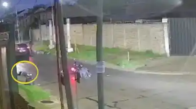 Atropelló a una vecina de Villa Luzuriaga y huyó: la familia busca al motociclista que no se detuvo