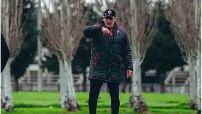 Delfino mete mano en Colón: el plan que probará en Floresta ante All Boys