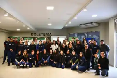 Resistencia: 31 jóvenes entran a una farmacéutica y hay un detalle que define su futuro