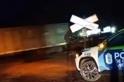 Chocó a un tren en plena Ruta 14, dejó vagones desparramados y siguió viaje: quién es el camionero