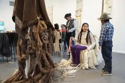 Zapala abre una muestra que convirtió el tejido en arte: nadie esperaba lo que pasó en la inauguración