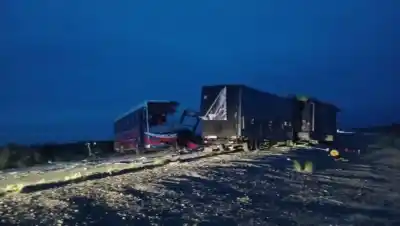 Dos colectivos chocaron de frente en la Ruta 250: uno viajaba con un circo y el otro no era lo que parecía