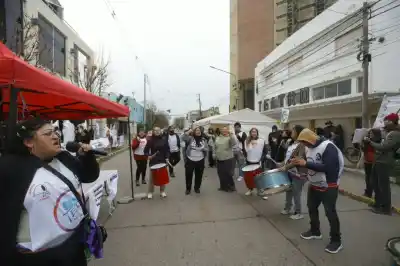 Río Negro debate un acuerdo millonario mientras los docentes rodean la Legislatura