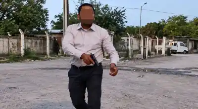 Discusión de tránsito en barrio Progreso: la turba lo esperó en su casa y un policía de civil terminó mostrando su arma