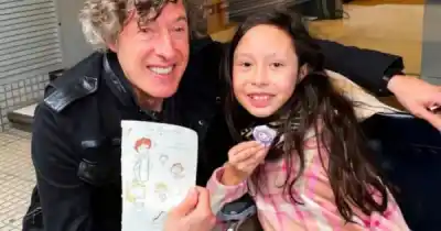 Fue a conocer a su ídolo con un dibujo y una frase lo dejó mudo: "¿Adoptame?"